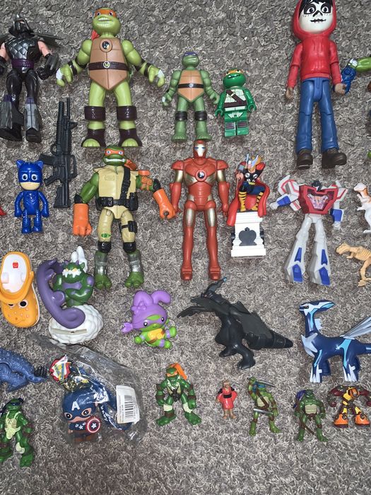 Різні фігурки персонажів