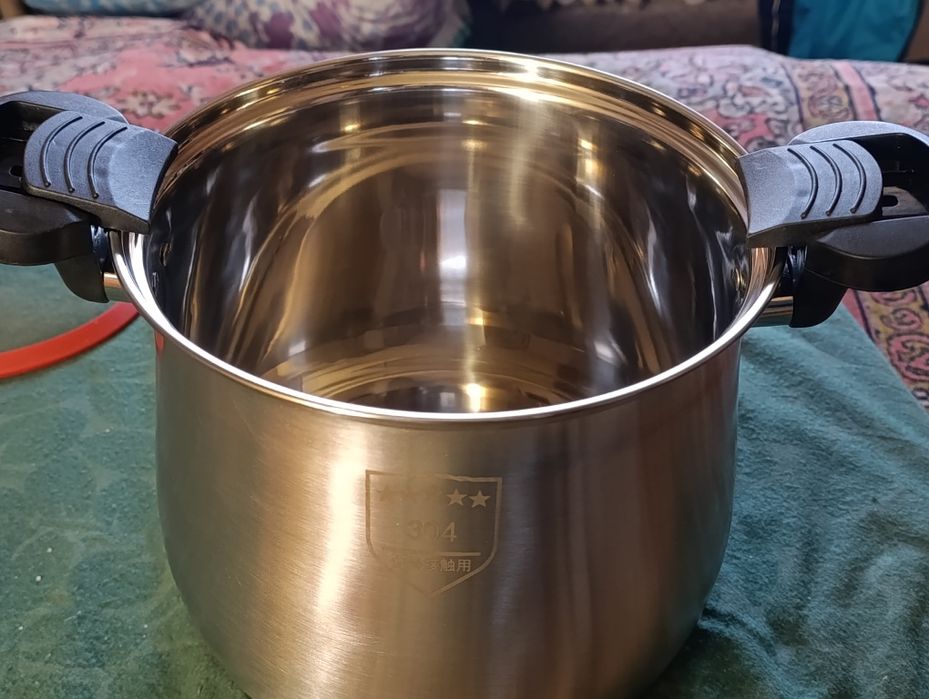 Каструля з нержавіючої сталі.