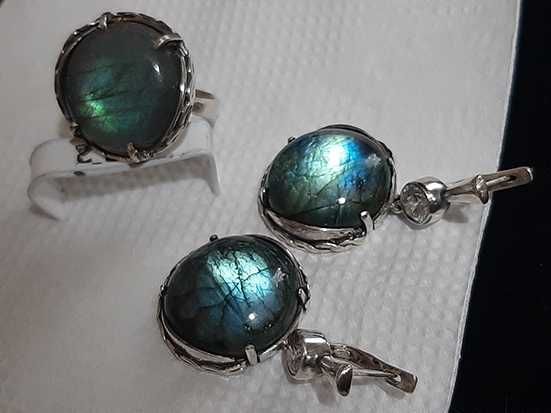 Сережки та каблучка з лабрадором.