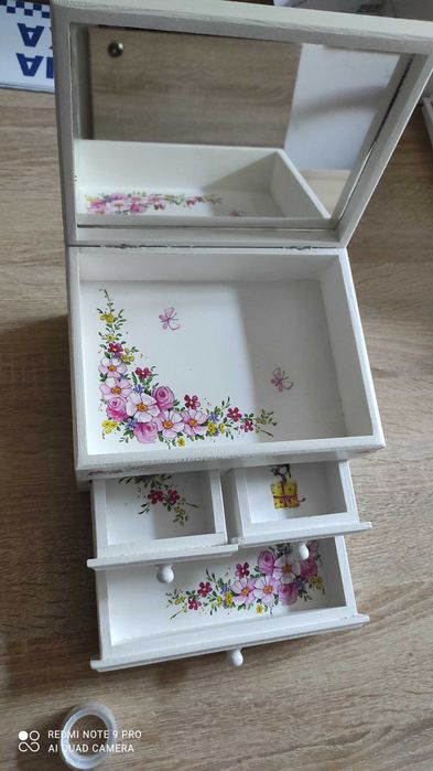 szkatułka z szufladkami i lusterkiem