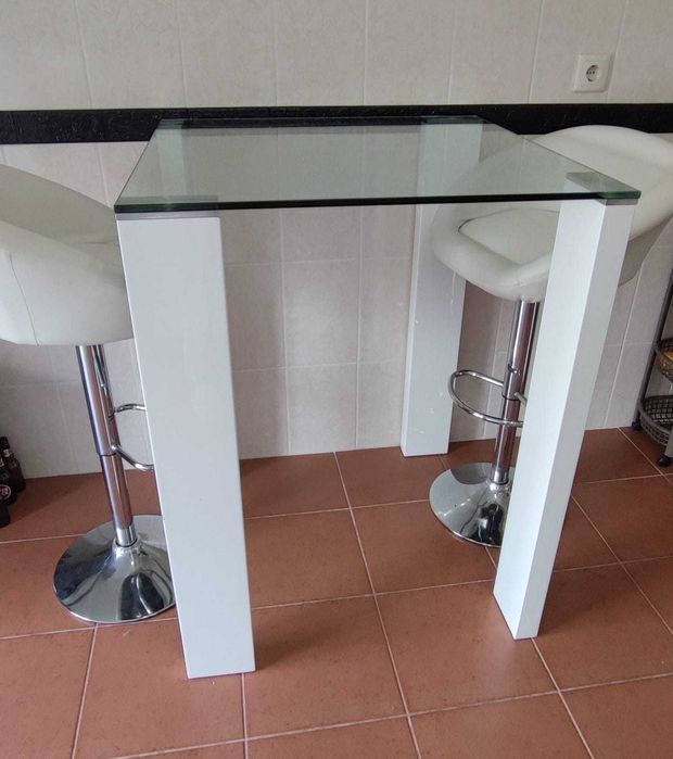 Mesa de bar e cadeiras