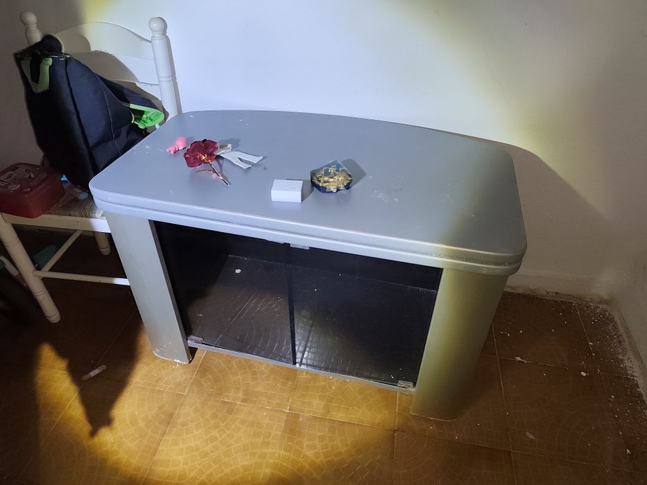 Móvel para TV metal com portas em vidro