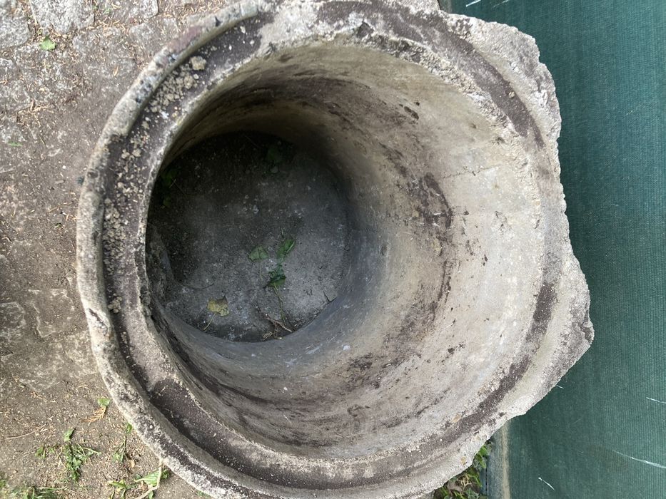 Wielki betonowy kwietnik za darmo