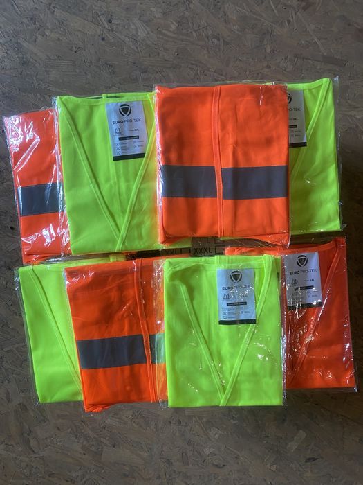 Жилет сигнальний з люміносцентною стрічкою.