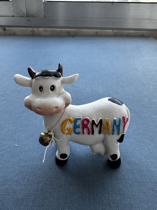 Small decorative cow454885666833704960