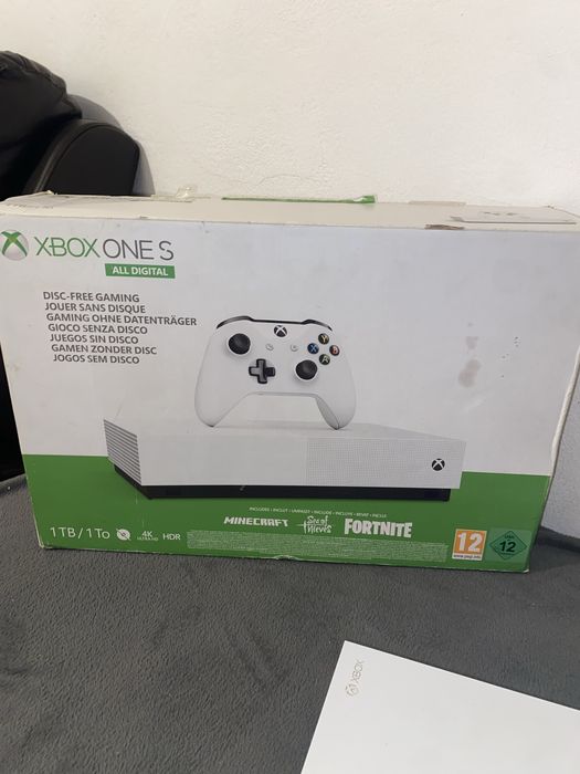 Xbox one s com comando branco