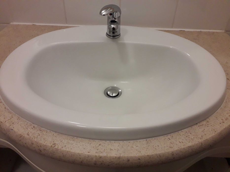 Móvel de casa de banho com pedra e lavatório