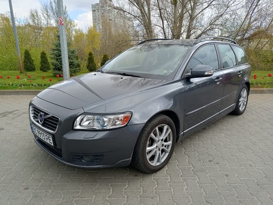 Продаеться хороша ,обслужена  VOLVO v50,бажано в добрі руки !