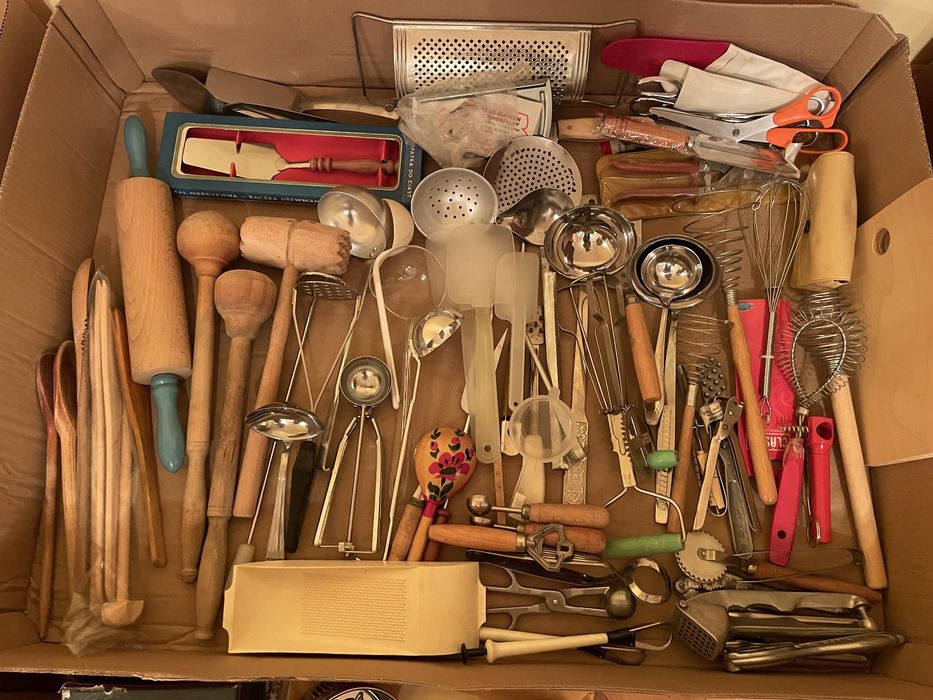 Stare utensylia kuchenne PRL – część nowych.