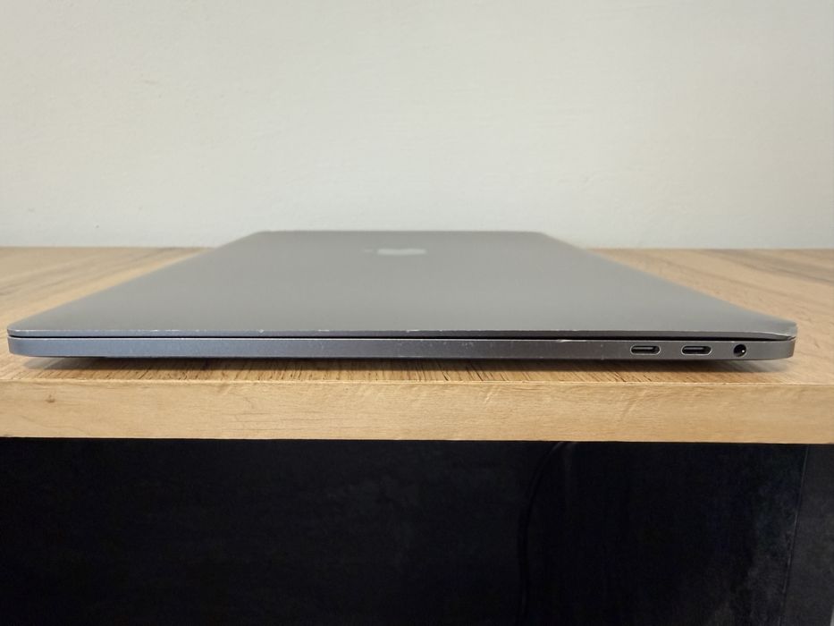MacBook Pro 15” (2017) — i7 / 16GB / 256GB