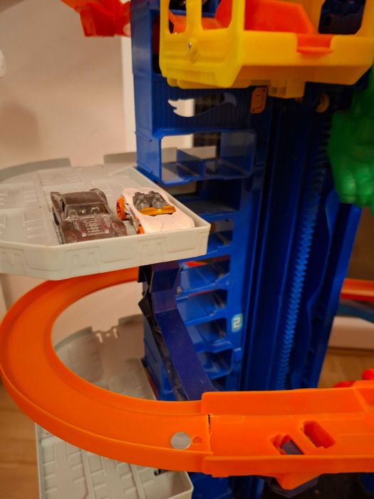 Hot Wheels mega garaż T-Rexa + samochodziki