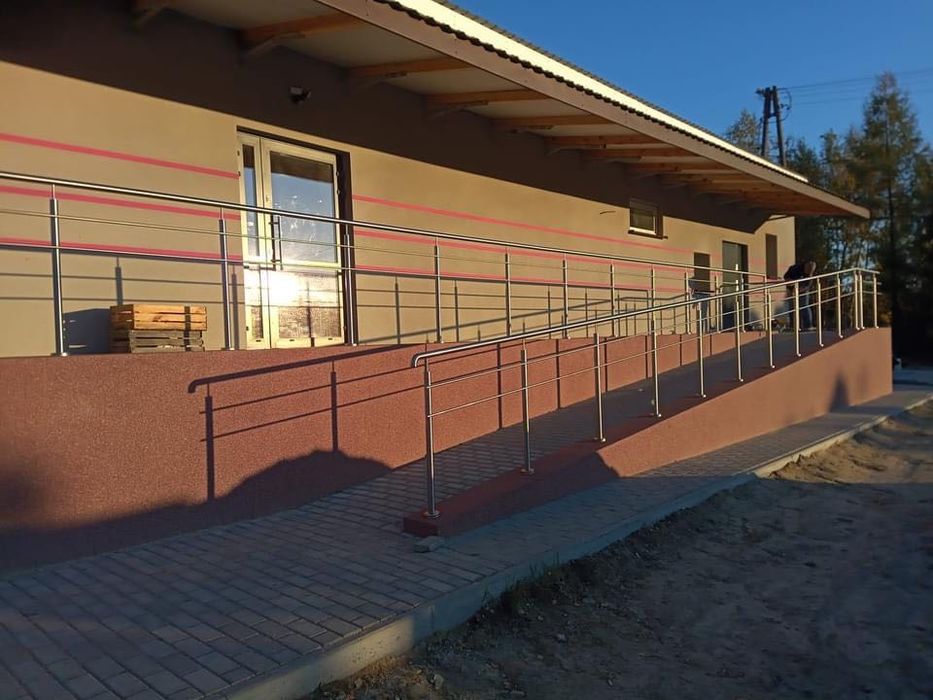 Balustrady nierdzewne podjazdy dla osób niepełnosprawnych
