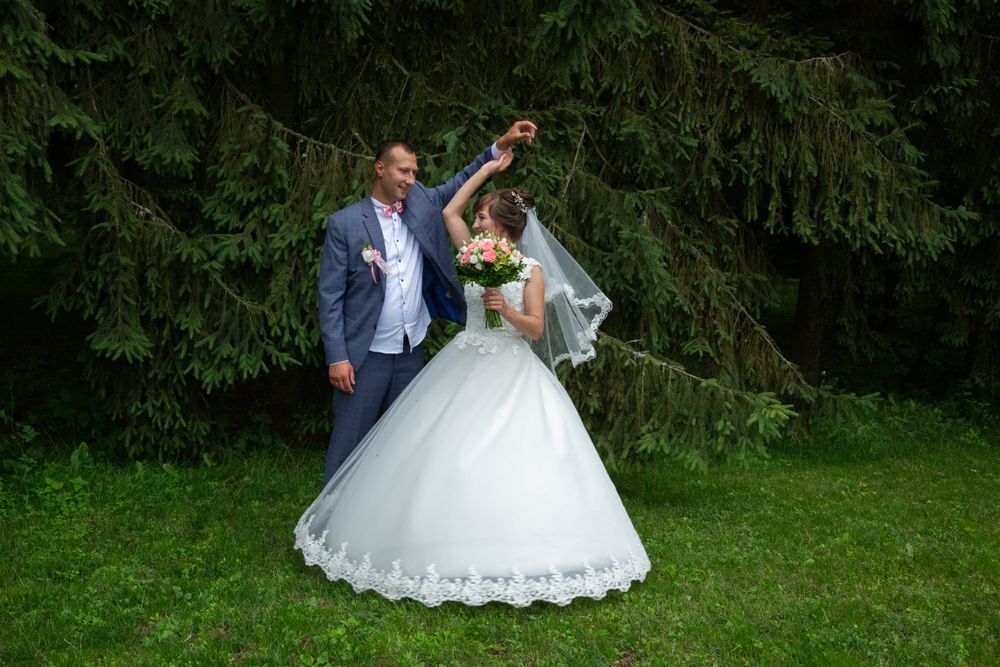 Весільна сукня дуже красива та зручна. Блистить на яву.