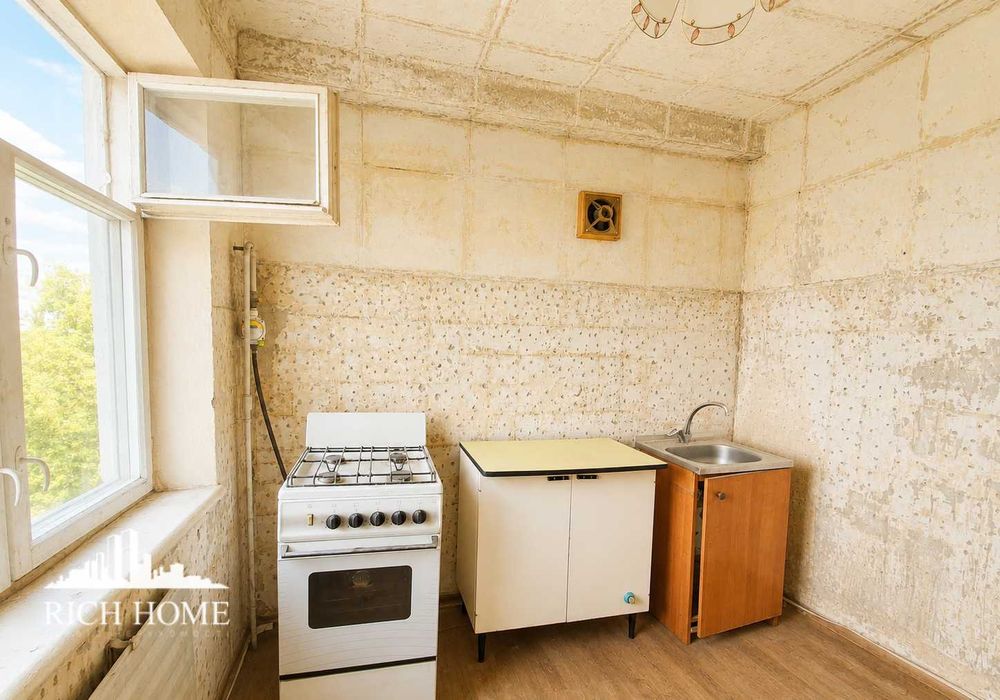 вул. Чистякіська. Продаж 2к квартири біля метро під ваше дизайнерське рішення.