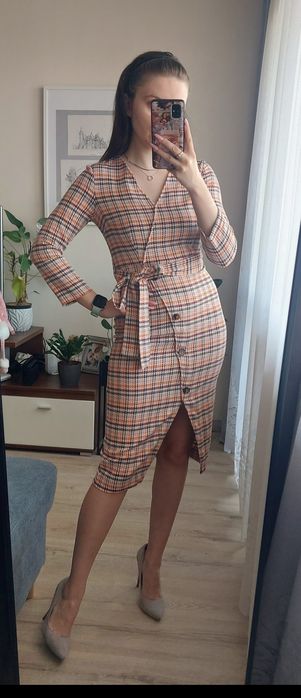 Elegancka taliowana sukienka midi z paskiem w kratkę Mohito 32 XXS