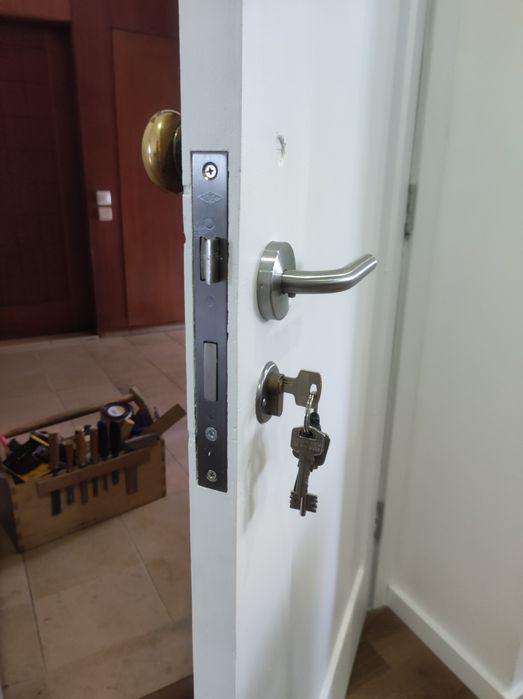 Carpinteiro/ferragens/serviços64606472936833123