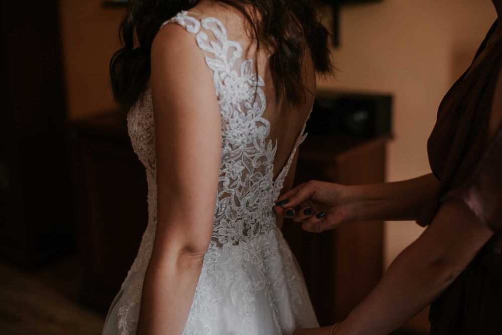 Suknia ślubna, litera A, wycięte plecy