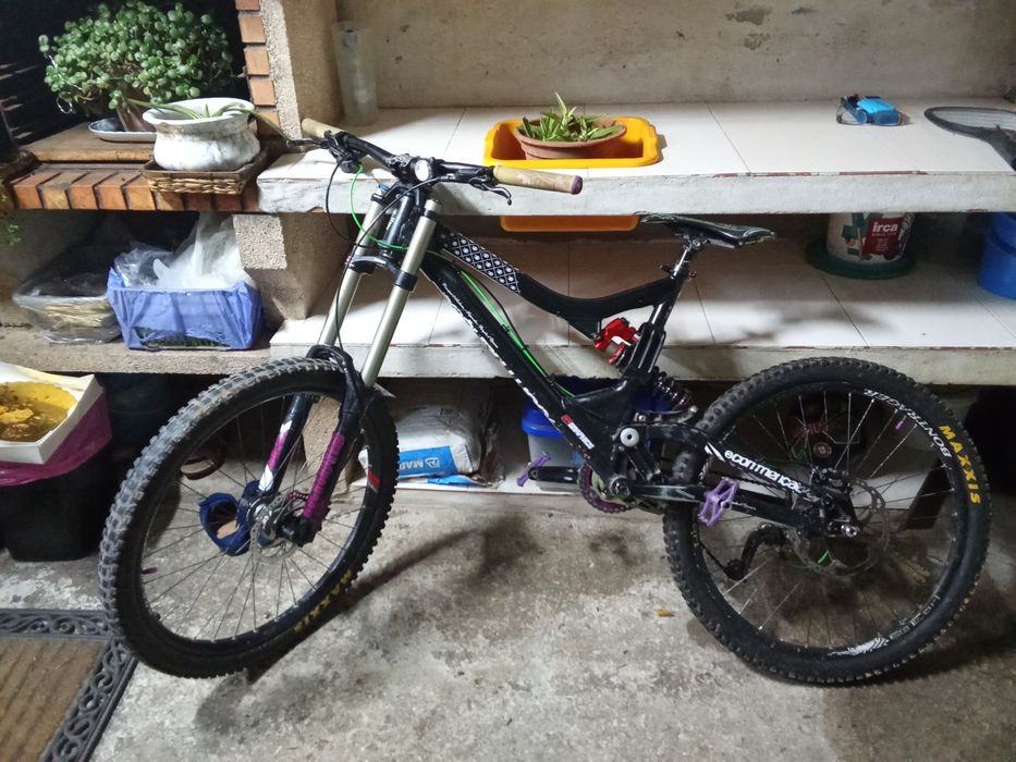 Bicicleta downhill commencel Supreme v1