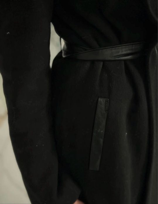 Damski płaszcz wełniany czarny z paskiem