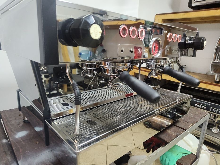 Професійна кавомашина La marzocco linea pb