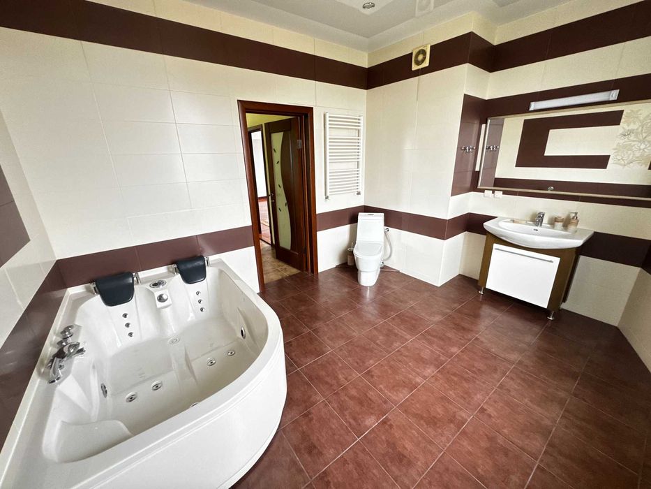 Продам новий будинок з ремонтом 245м2/10соток в Крихівцях.