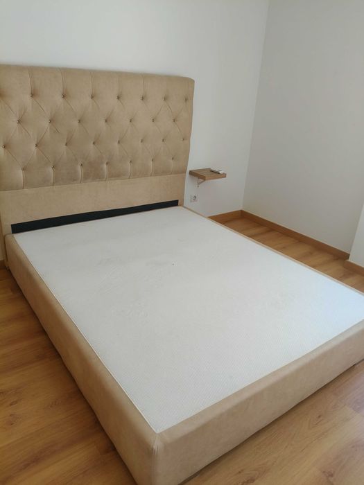Cama e mesinha de cabeceira