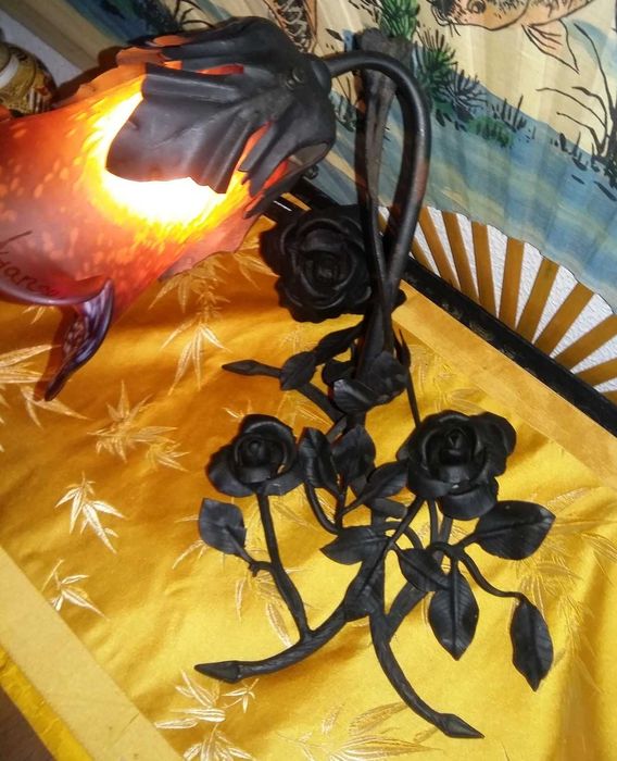 Bonito Candieiro Tulipa Arte de France, Armação esculpida em Ferro