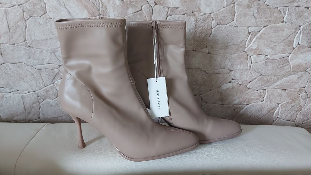 Beżowe nude botki na obcasie CCC Jenny Fairy 41