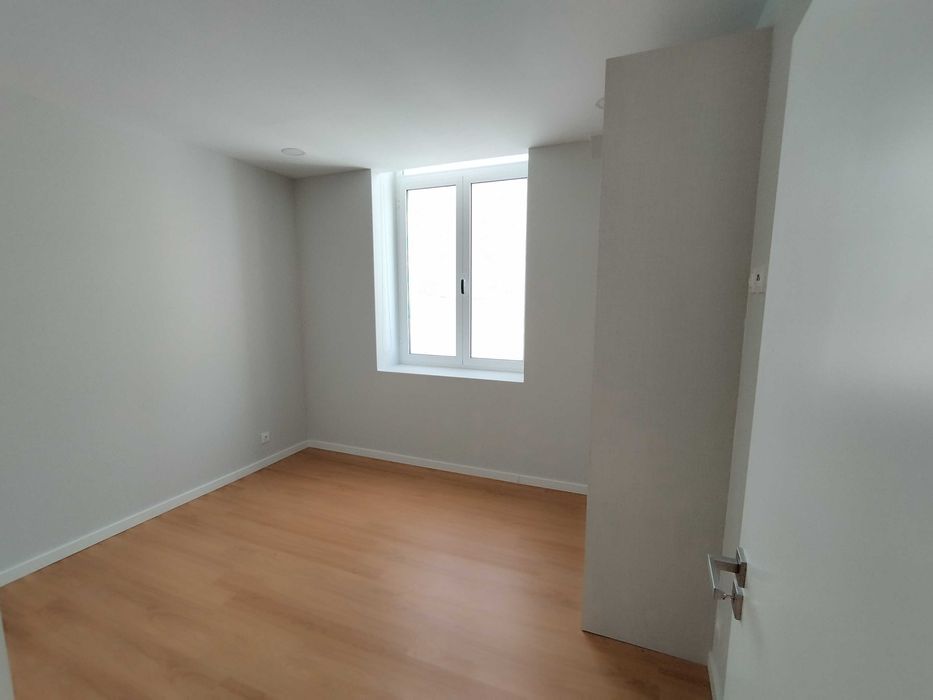 Arrenda-se T4 duplex, novo, em construção moderna. Elegante, confortável e espaçoso.