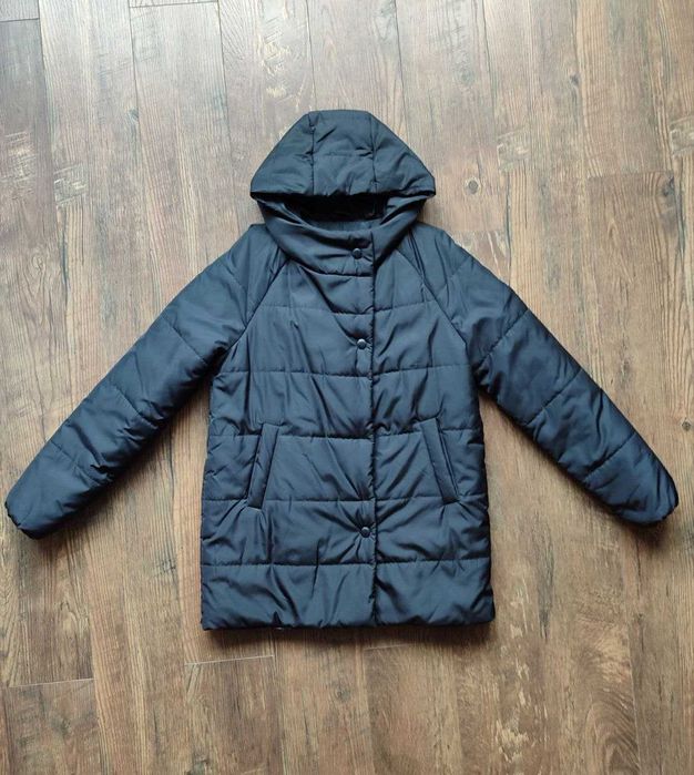 Женская демисезонная куртка с капюшоном. Размер М