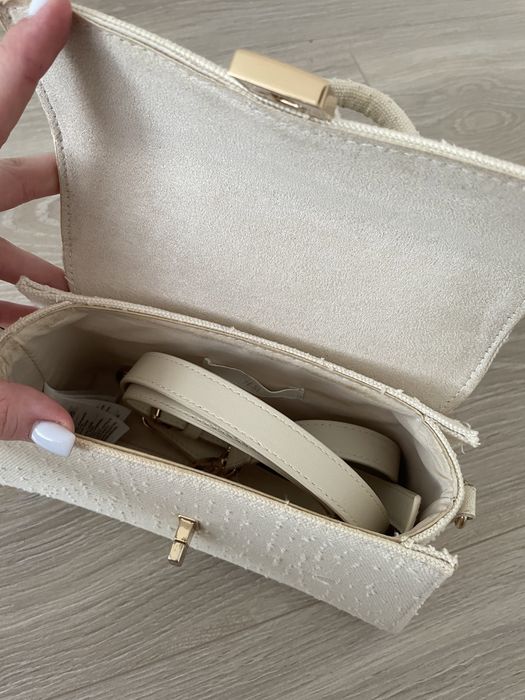 Замшева Сумочка  H&M через плече молочного кольору