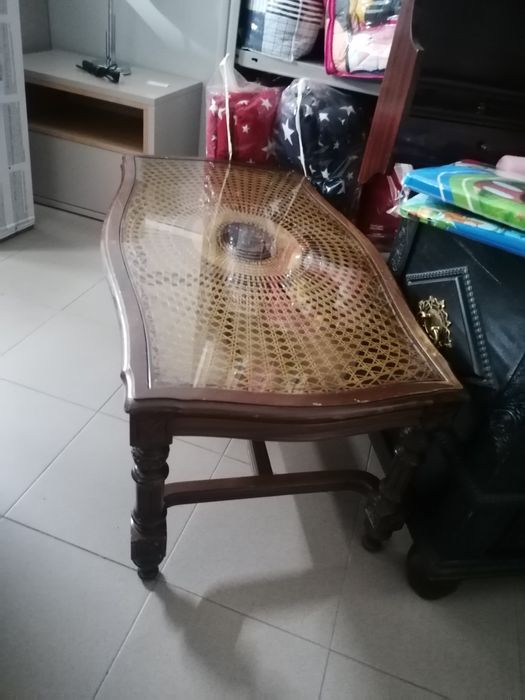 Mesa de centro com vidro