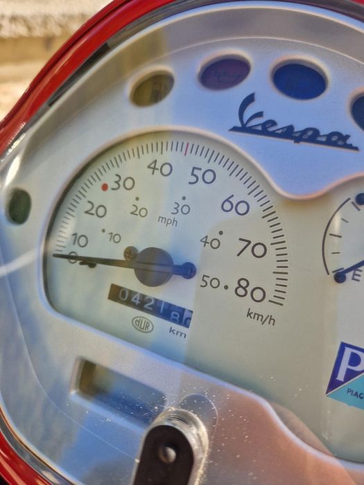 scooter vespa vermelha LX 50