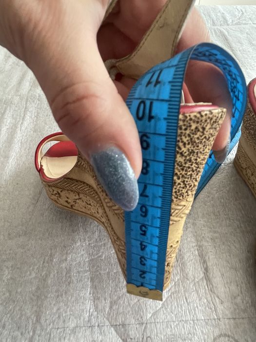 Босоножки кожаные женские