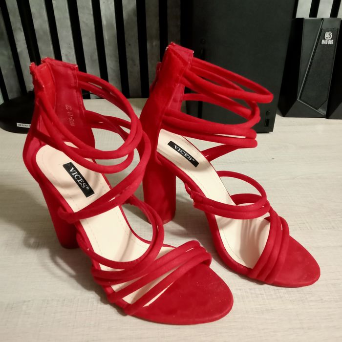 Buty na słupku  jak nowe