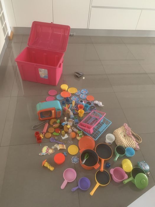 Cozinha de brincar e baú de menina