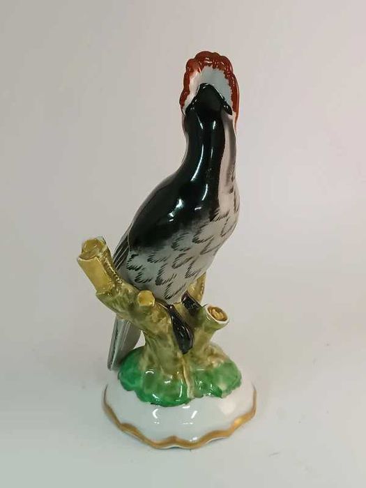 Bonita estatueta em porcelana espanhola com representação de passaro