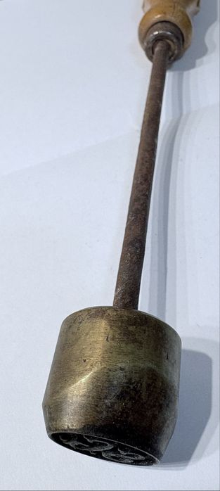 Antigo ferro de stampar / ferro de marcas / carimbo de cabo comprido com monogramas