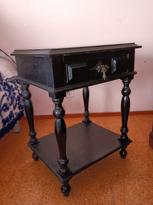 Par de mesinhas de cabeceira vintage em madeira maciça