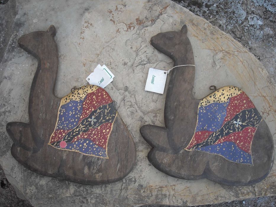 Camelos / dromedarios decoracao pendurar madeira