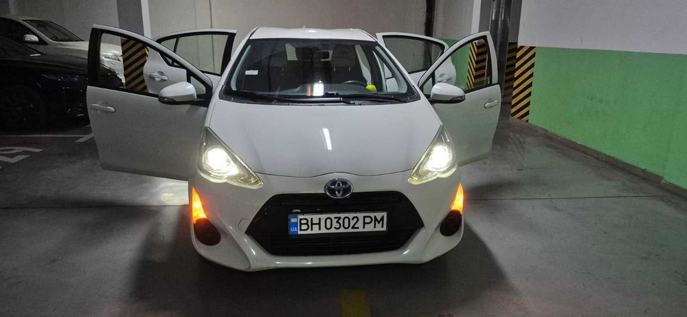 Toyota Prius C Hybrid  2015 г обьем 1.5