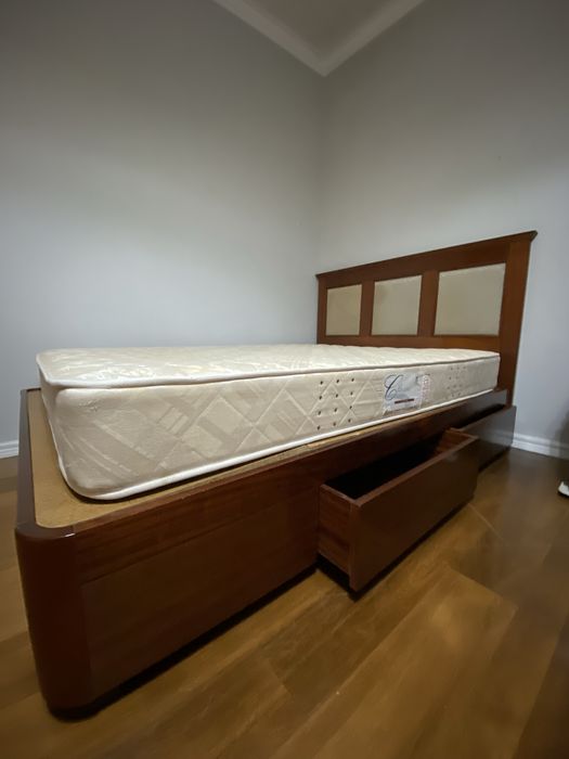 Cama casal em bom estado, entrego na zona de lisboa