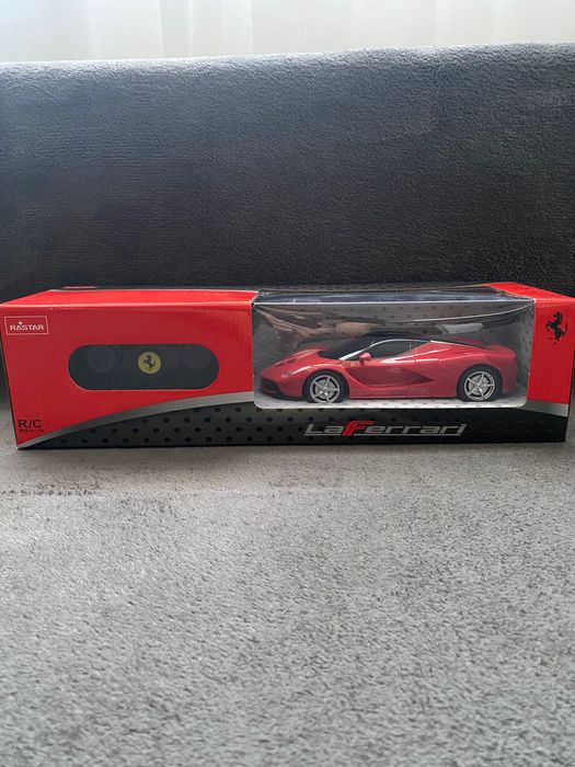 Auto zdalnie sterowane (Ferrari) 1:24