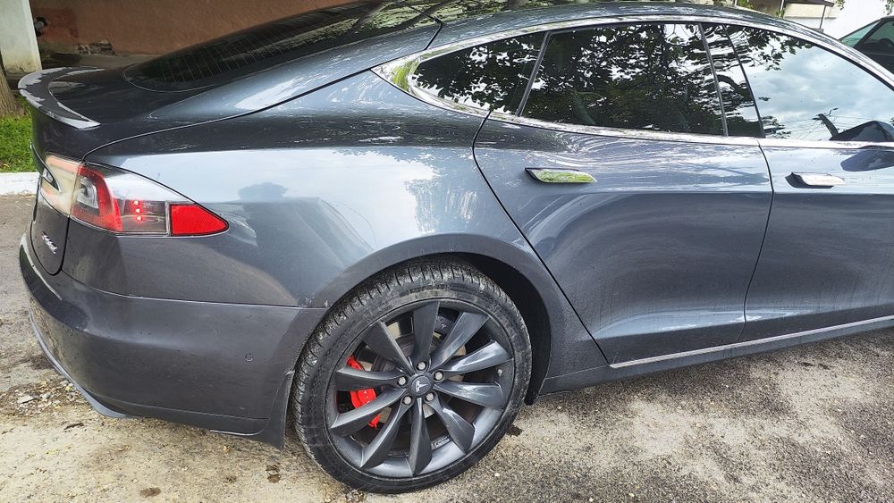 Tesla model S P90D