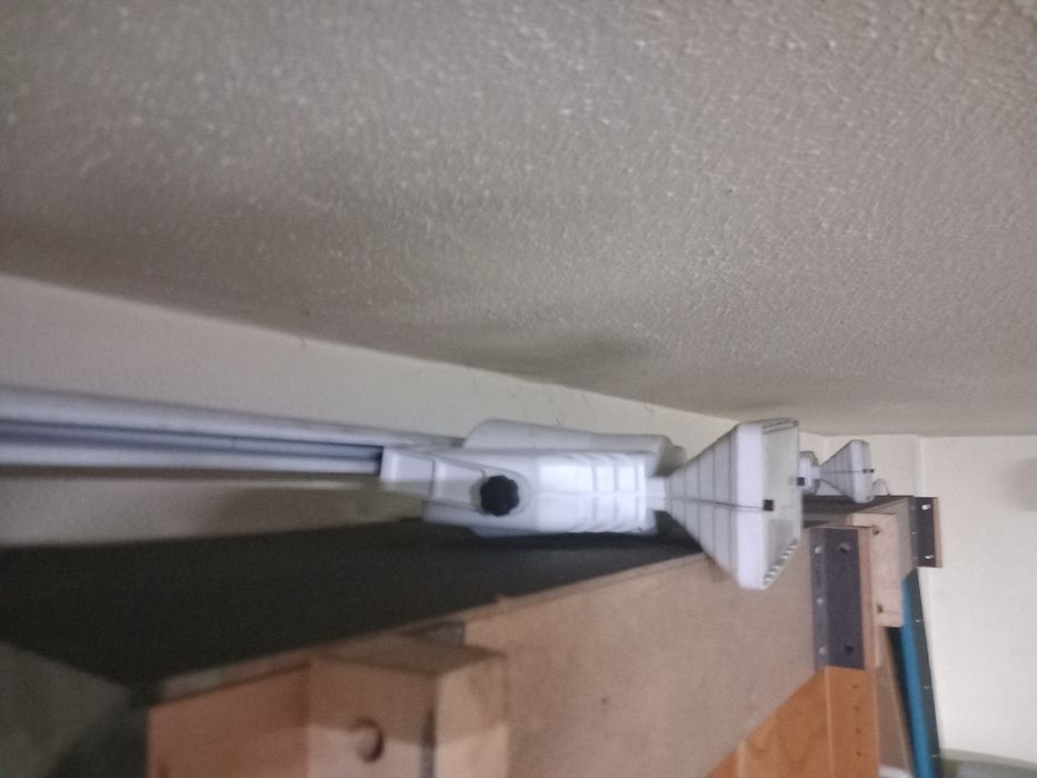 Calha em alumínio com 3 progetores grandes .