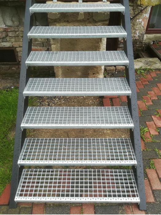 Schody metalowe loftowe łagodne nowe