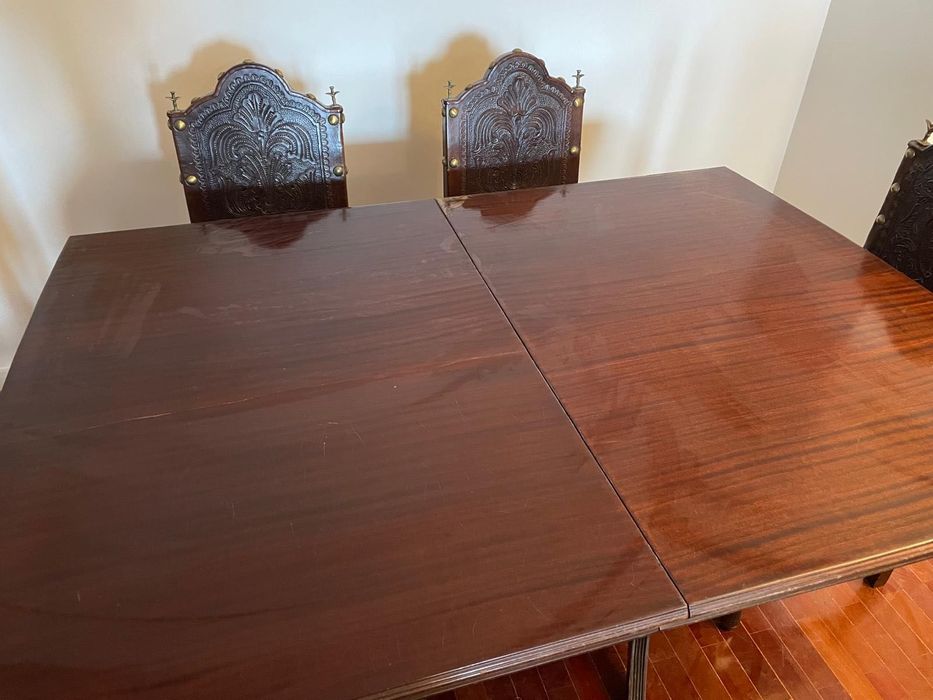 Mesa de madeira com pés trabalhados e tábuas de aumento