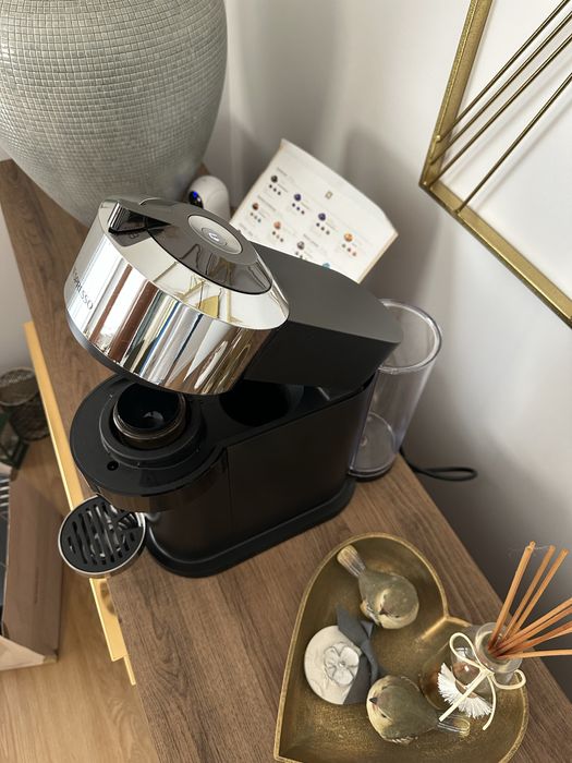 Maquina cafe Nespresso Vertuo Next Chrome