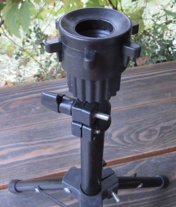 Regulowany stojak na perukę .