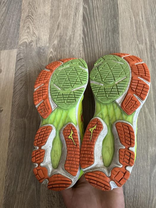 Продам оригінальні кросівки Mizuno
